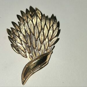 Elegant Gold Leaf Brooch